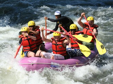 Familien und Reisende beim Wildwasser-Rafting auf Bali – Bali Familienreise