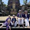 Familie in traditioneller balinesischer Kleidung besucht den Saraswati-Tempel – Bali mit Kindern