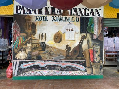 Farbenfrohe Streetart an einer Wand in Kota Kinabalu – Malaysia & Borneo mit Kindern