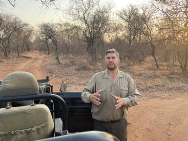 Ranger erklärt einer Familie in der Savanne des Makutsi Game Reserve die Tierwelt – Südafrika Familienreise