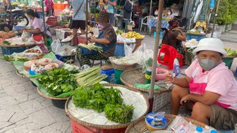 Mehrere Marktstände mit verschiedenen Sachen in Uthai Thani - Thailand mit Kindern