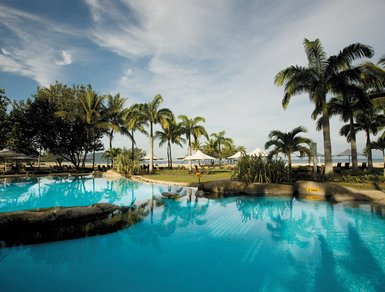 Pool mit Palmen im Shangri-La Rasa Ria Resort – Malaysia & Borneo Familienreise
