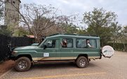 Safarifahrzeug mit For Family Schild - Kenia Family & Teens - Kenia mit Jugendlichen