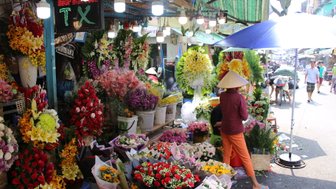 Bunter Blumenstand auf einem lokalen Markt in Vietnam – Vietnam Familienreise