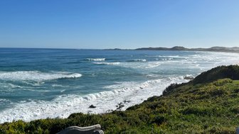 Blick auf die Wellen des Ozeans bei Knysna – Garden Route Reise mit Kindern