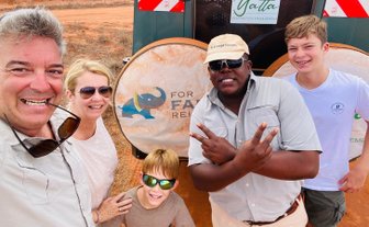 Familie mit Safariguide vor einem Jeep in Kenia - Kenia Familienreise