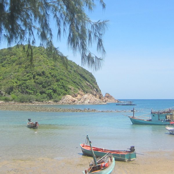Boote die am Strand liegen bei klarem Wasser und blauem Himmel - Thailand Familienreise