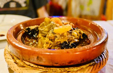 Frisch zubereitetes Tajine-Gericht – Marokko Familienreise