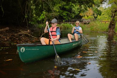 Junge und Mutter beobachten Vögel während einer Bird-Watching-Tour in Maquenque – Costa Rica Familienreise