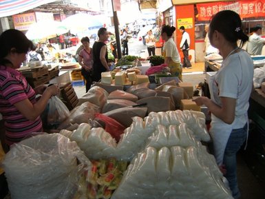 Marktstände mit regionalen Produkten auf dem Freimarkt in Guilin – China Reise mit Kindern