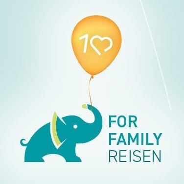 Ein fröhlicher Elefant hält einen gelben Ballon mit einer Herzform, umgeben von blauen und grünen Luftballons.