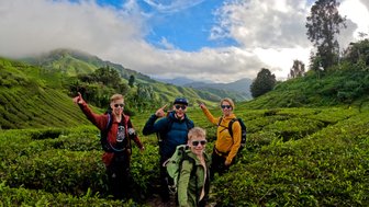 Familie macht Selfie vor grüner Hügellandschaft in den Cameron Highlands – Malaysia & Borneo Familienreise