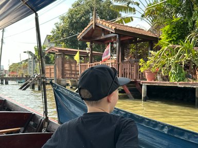 Kind genießt eine Bootstour durch die Wasserwege – Thailand mit Kindern