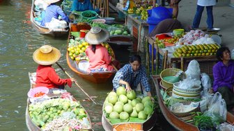 Szenen auf einem schwimmenden Markt mit Booten voller Waren – Thailand Reise mit Kindern