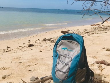 FFR Rucksack liegt im Schatten am weißen Sandstrand von Cahuita – Costa Rica Familienreise