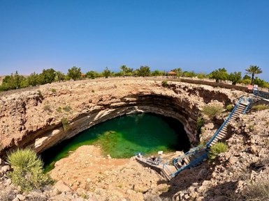 Luftaufnahme des Bimah Sinkholes bei Bimah – Oman Reise mit Kindern