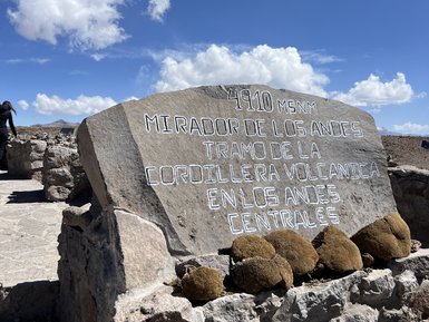 Ein markanter Felsen mit Inschrift zeigt die Höhe von 4910 m über dem Meeresspiegel im Mirador de los Andes.