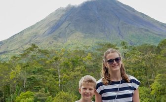 Kind und Teenager genießen den Blick auf den Vulkan Arenal – Costa Rica mit Kindern