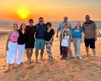 Familie macht gemeinsames Foto beim Sonnenuntergang in der Wahiba-Wüste – Oman Familienreise