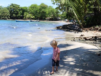 Kleines Kind spaziert am Sandstrand nahe Namuwoki Lodge – Costa Rica Reise mit Kindern