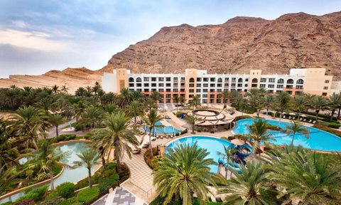 Poollandschaft im Shangri-La Barr Al Jissah Resort & Spa mit Blick auf die Hajar-Berge – Oman Familienreise