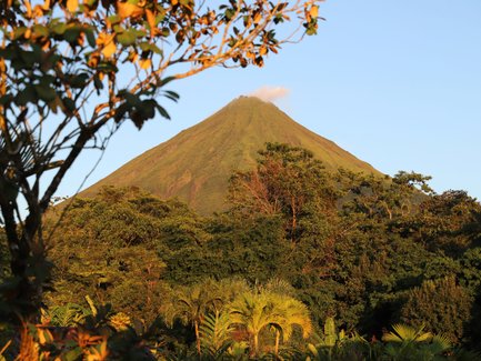 Vulkan Arenal leuchtet im sanften Schein des Sonnenuntergangs – Costa Rica Familienreise