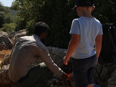 kleine Snackpause während der Trekkingtour in Ajloun - Jordanien Urlaub mit Kindern