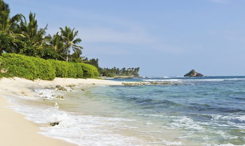 Glasklares Wasser schimmert in der Sonne an einem ruhigen Strand – Sri Lanka Reise mit Kindern