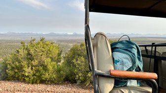 Rucksack liegt im Jeep während einer Safari im Buffelsdrift – Südafrika Familienreise