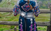 Mädchen mit traditioneller Kleidung in den Longsheng Reisterrassen - China for family