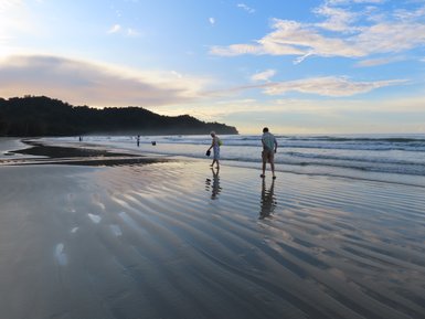 Farbenprächtiger Sonnenuntergang über dem ruhigen Strand des Nexus Resorts – Malaysia & Borneo mit Kindern