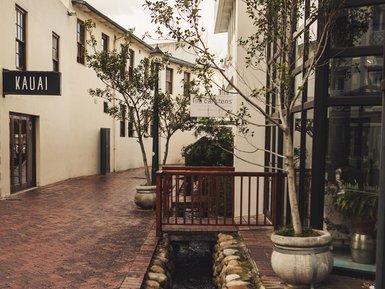 Malerische Straße in der Stadt Stellenbosch – Südafrika mit Kindern