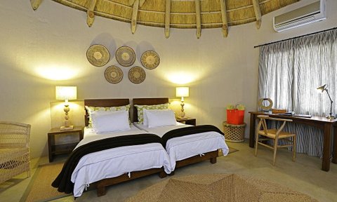 Schlafzimmer Onguma Bush Camp - Namibia Reise mit Kindern