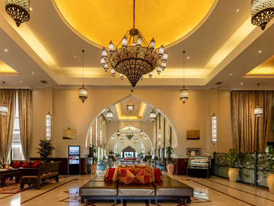 Hotellobby im Golden Tulip Hotel in Nizwa mit modernem Design – Oman Reise mit Kindern