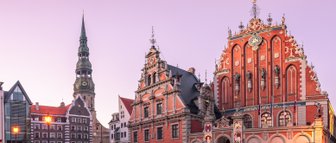 Der Rathausplatz in Riga zeigt beeindruckende historische Gebäude, darunter das prächtige Schwarzhäupterhaus.