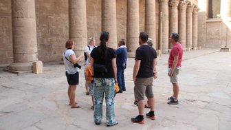 Eine Gruppe mit ihrem Reiseleiter vor dem Tempel von Kom Ombo – Ägypten Reise mit Kindern