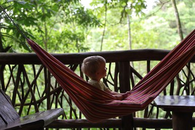 Kind genießt entspannte Zeit in Hängematte in der La Tigra Rainforest Lodge – Costa Rica Reise mit Kindern