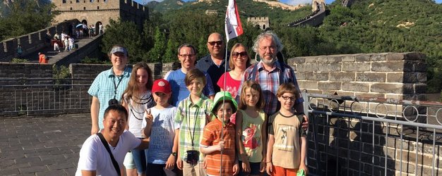 Eine Reisegruppe hält den Moment mit Fotos auf der historischen Großen Mauer fest – China Familienreise