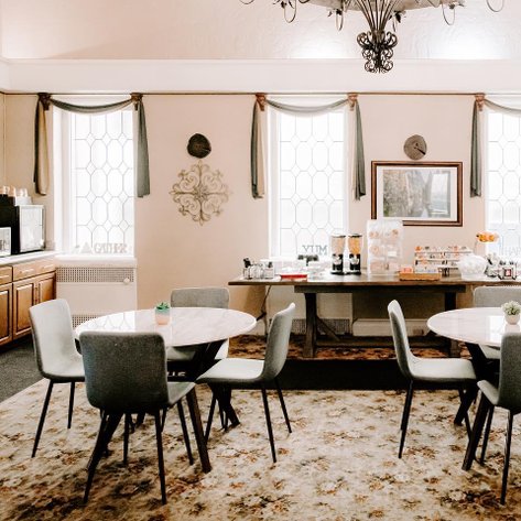 Ein einladendes Restaurant mit runden Tischen, eleganten Stühlen und einem warmen, gemütlichen Ambiente.
