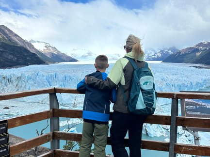 Eine Frau und ein Junge stehen an einem Aussichtspunkt und betrachten den beeindruckenden Perito-Moreno-Gletscher.