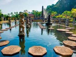 Prachtvolle Teiche und Springbrunnen – Bali Reise mit Kindern