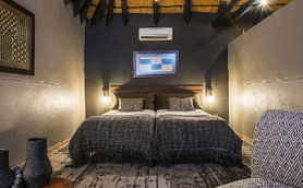 Innenansicht Schlafzimmer Ai Aiba Lodge - Namibia Familienreise