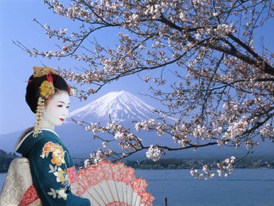 Eine Geisha in traditioneller Kleidung steht vor dem majestätischen Fuji, umgeben von blühenden Kirschbäumen.