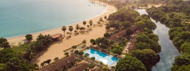 Ein luftiger Blick auf das Amethyst Resort, umgeben von Palmen und einem glitzernden Pool, der zum Entspannen einlädt.
