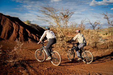 Mann und Frau genießen eine Fahrradtour auf Basahy-Bikes in Tansania – Tansania Reise mit Kindern
