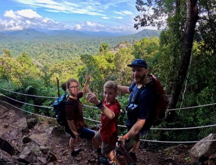 Familie nimmt Selfie vor der üppigen Dschungellandschaft im Taman Negara Nationalpark – Malaysia & Borneo Familienreise
