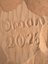 Schriftzug im Sand Oman 2026 - Familienreise in der Wüste