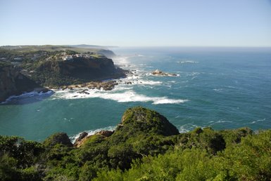 Eindrucksvolle Aussicht auf Ozean und Felsen bei Knysna – Garden Route mit Kindern