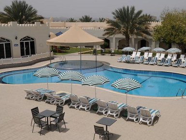 Einladender Außenpool im Falaj Daris Hotel Nizwa – Oman Familienurlaub