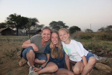 Familie genießt gemeinsame Zeit im Safari-Camp – Tansania Familienreise